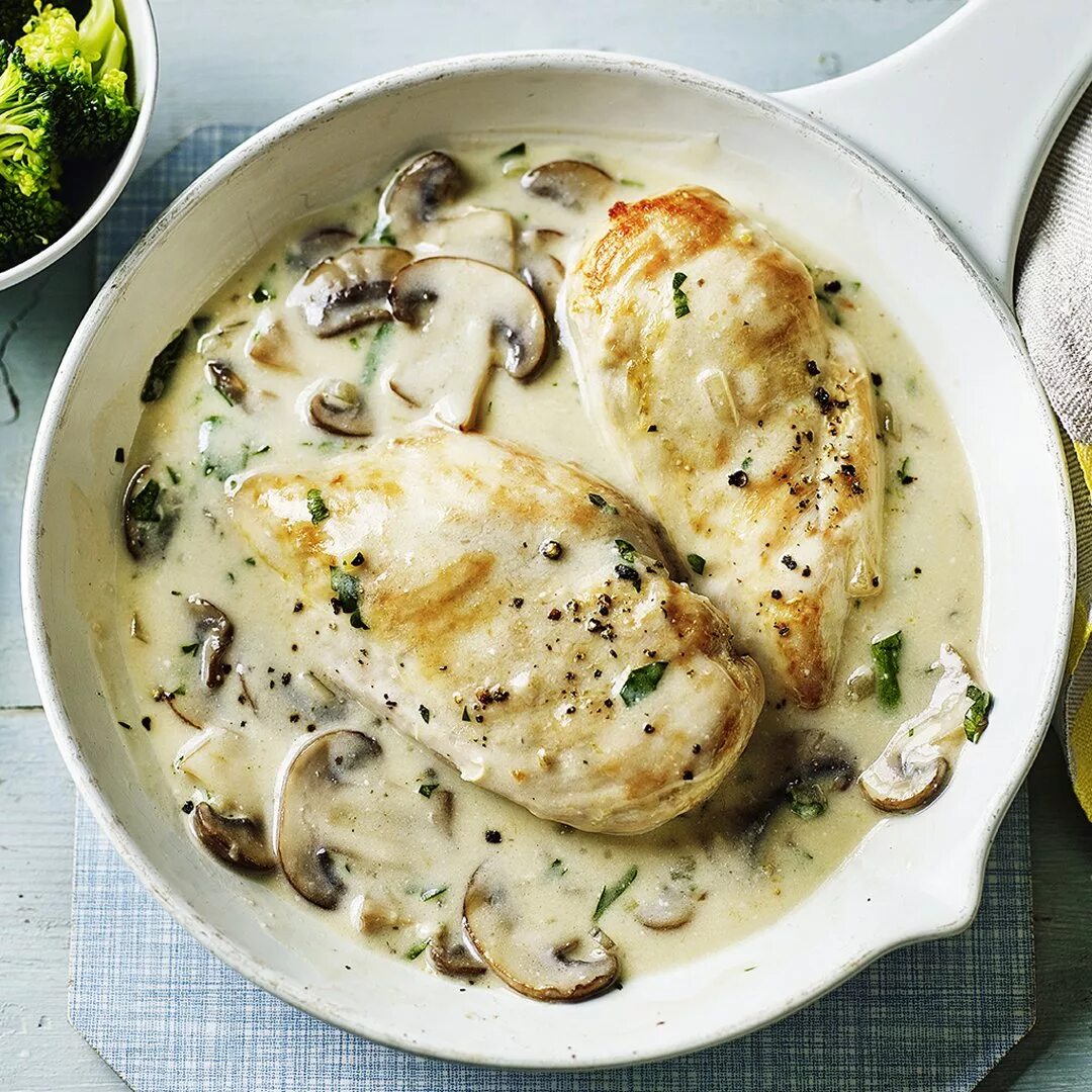 Курица в чесночно сметанном соусе. Курица с шампиньонами в сливочном соусе. куриное филе в сливочном соусе. курица в сливочно чесночном соусе. курица с грибами в сливочном соусе.
