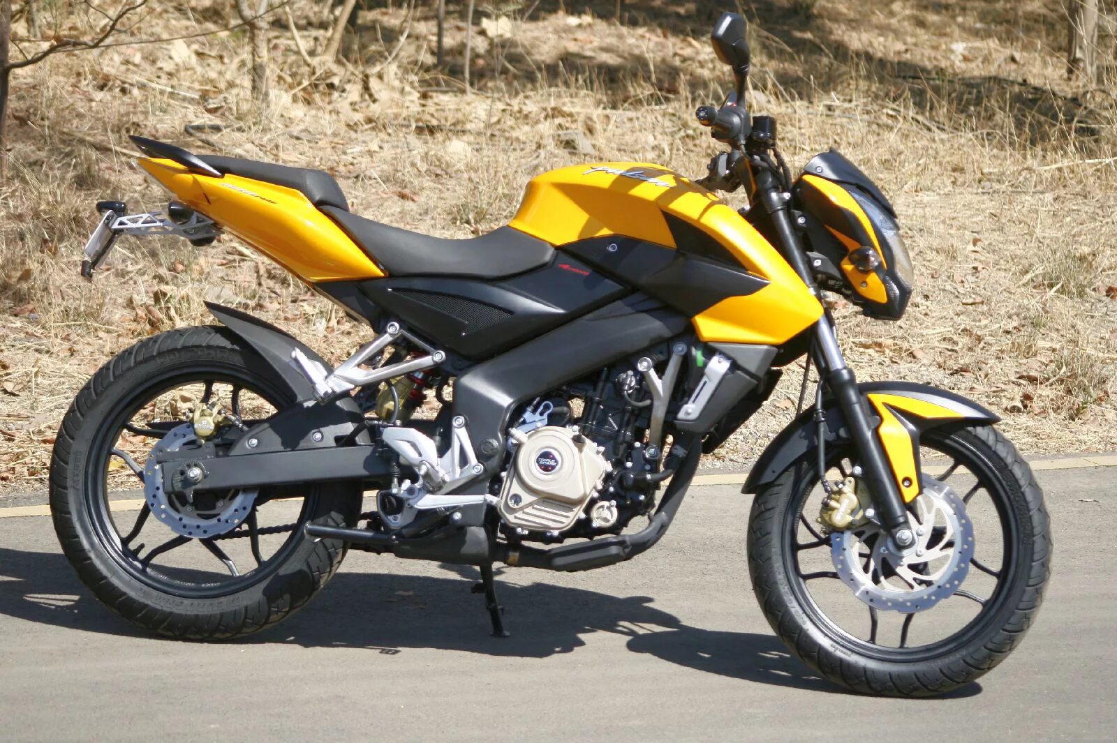 Bajaj pulsar. Bajaj Pulsar ns200. Баджадж Пульсар НС 200. Баджадж Pulsar 200ns. Bajaj Pulsar ns200 желтый.