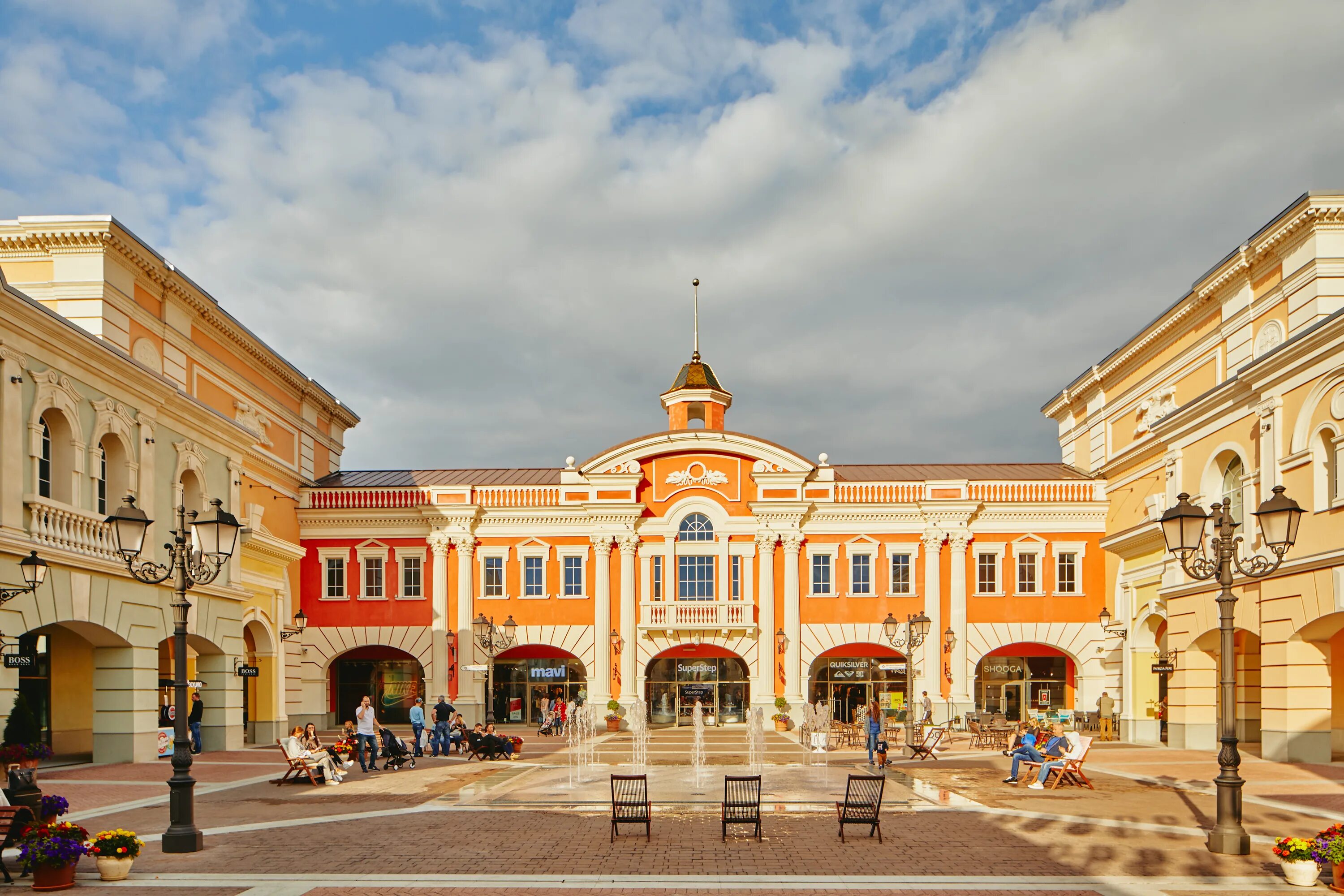 Outlet петербург. Аутлет Вилладж Пулково Санкт-Петербург. Outlet Village Пулково. Аутлет Вилладж Питер. Пулково Виллидж.