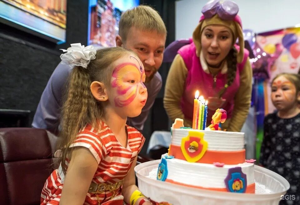 Детский праздник. Аниматор на детский день рождения. Детские праздники аниматоры. Аниматоры на день рождения ребенка 9 лет. Агентство праздников шоу.