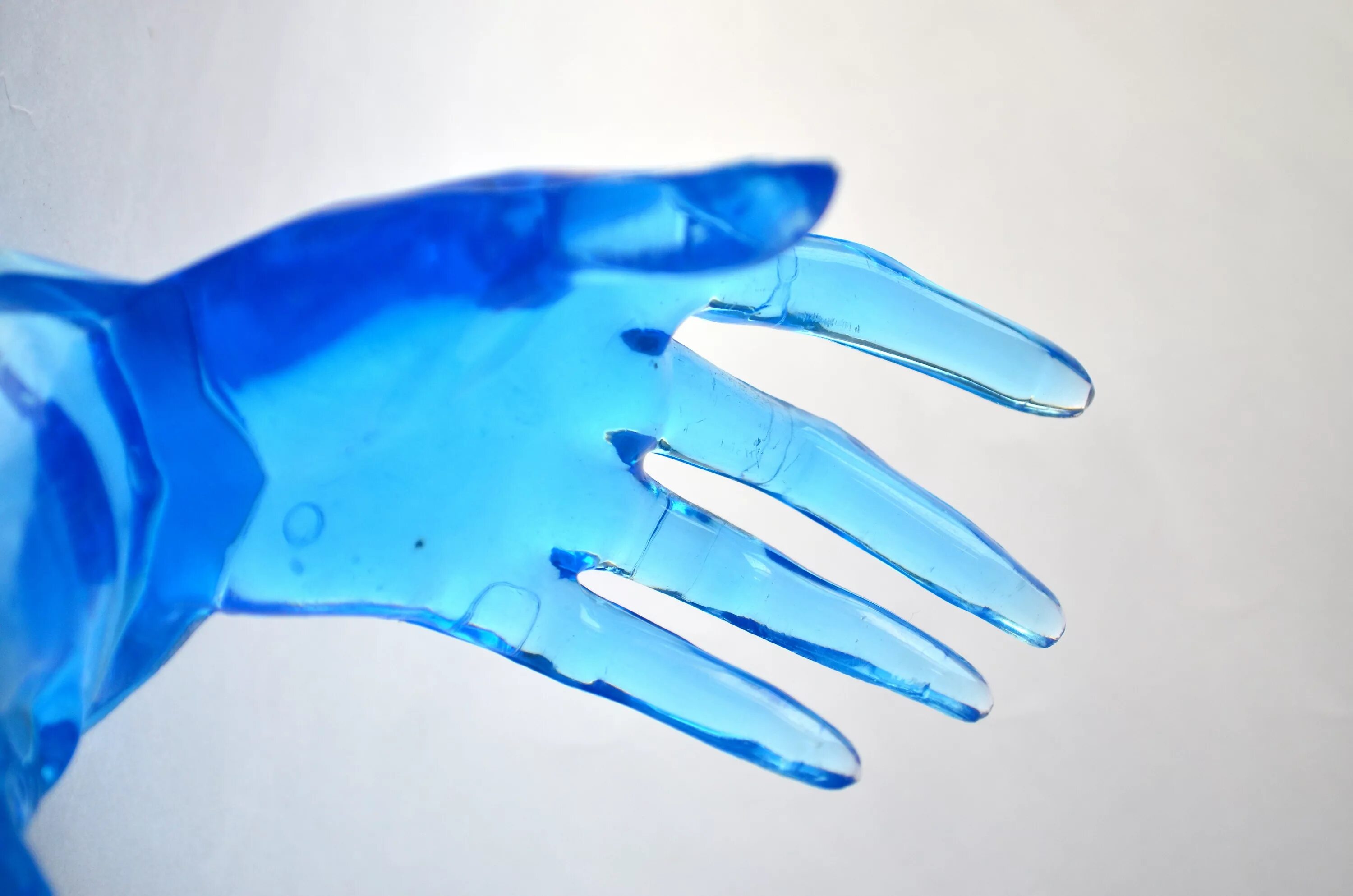 Стеклянная рука. Синяя ладонь. Ледяные руки.