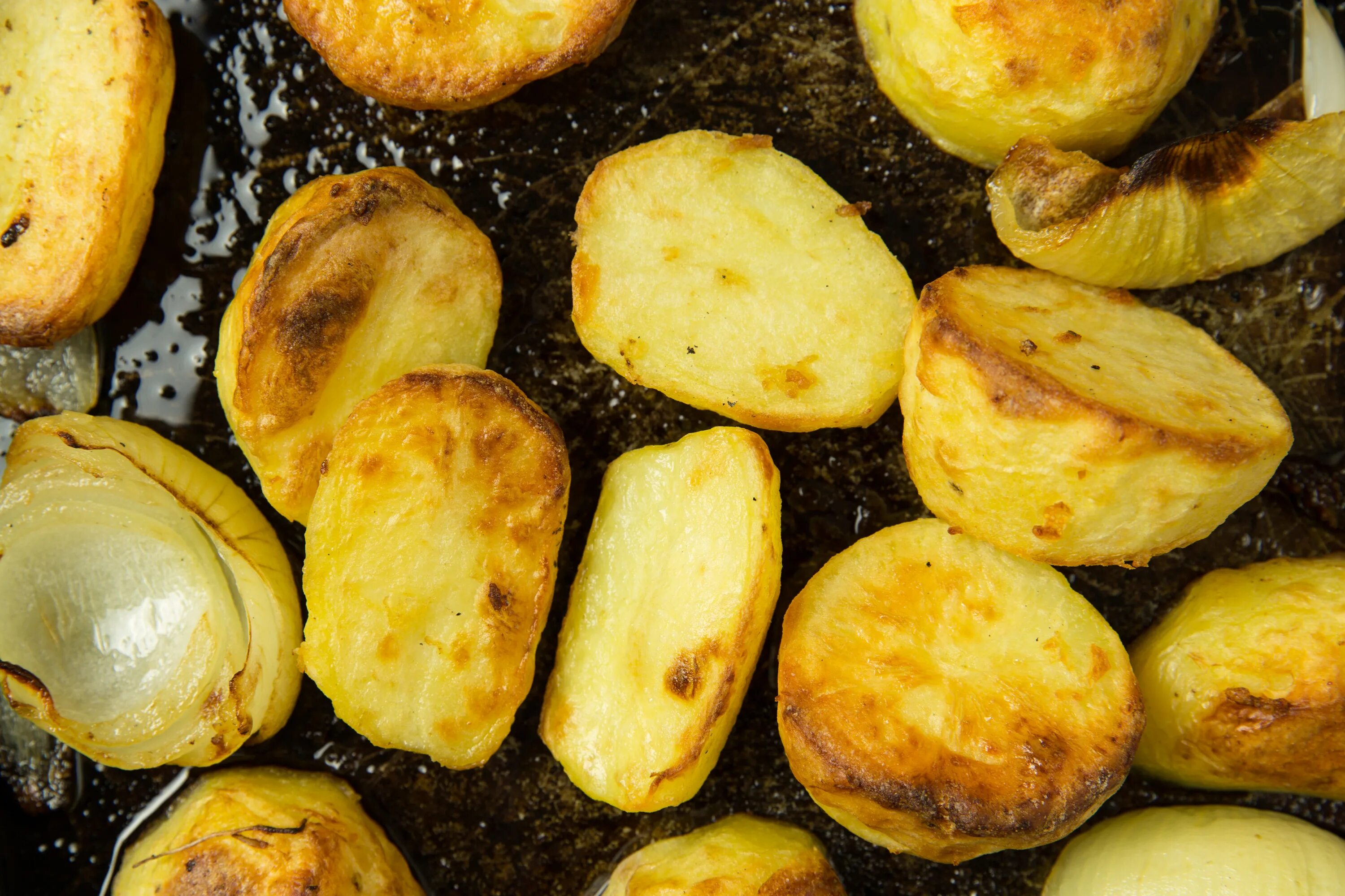 Золотистый картофельный. Картофель на золотом блюде. Картофель ингредиент. Картофель жареный золотистый. Жареная картошка на плите.