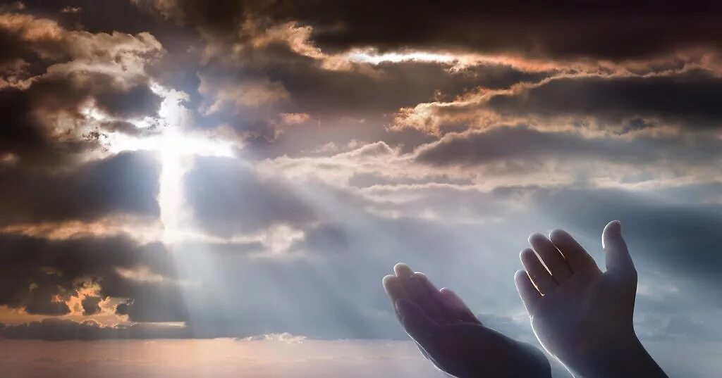 Небо на ладони голос. Бог в небе. Радость во Христе. Человек молится Богу. Руки обращенные к Богу.