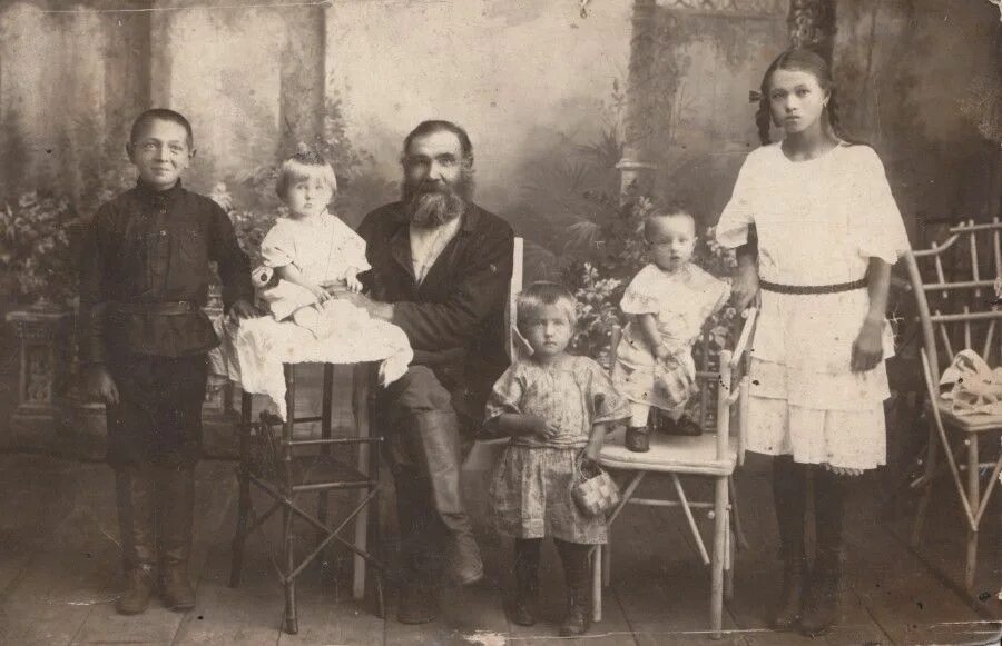 Старинные семейные снимки. Довоенные семейные портреты. Старые семейные фотографии. Старинные фотографии семьи.