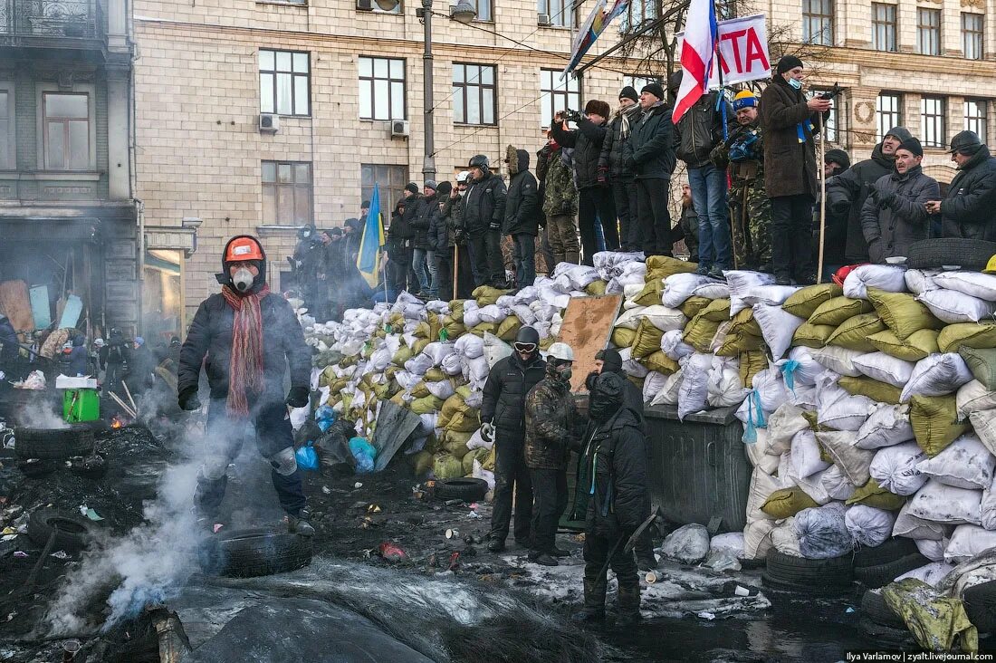Майдан по первому. Площадь Евромайдан Беркут. Евромайдан на Украине в 2014. Беркут Украина Майдан на Украине в 2014.