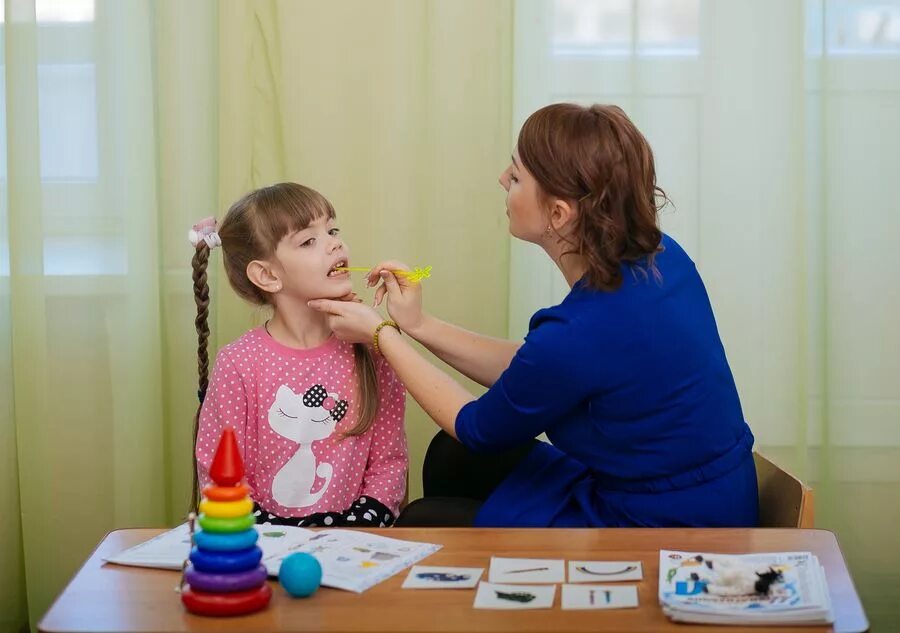 Бесплатные занятия с логопедом. Занятия с логопедом. Логопед и ребенок. Занятия с дефектологом. Занятия с логопедом для детей.