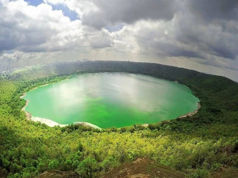 Глубокое озеро южной америки. Озера Африки. Озеро Киву в Африке. Самый большой кратер. Чернильное озеро в Африке.