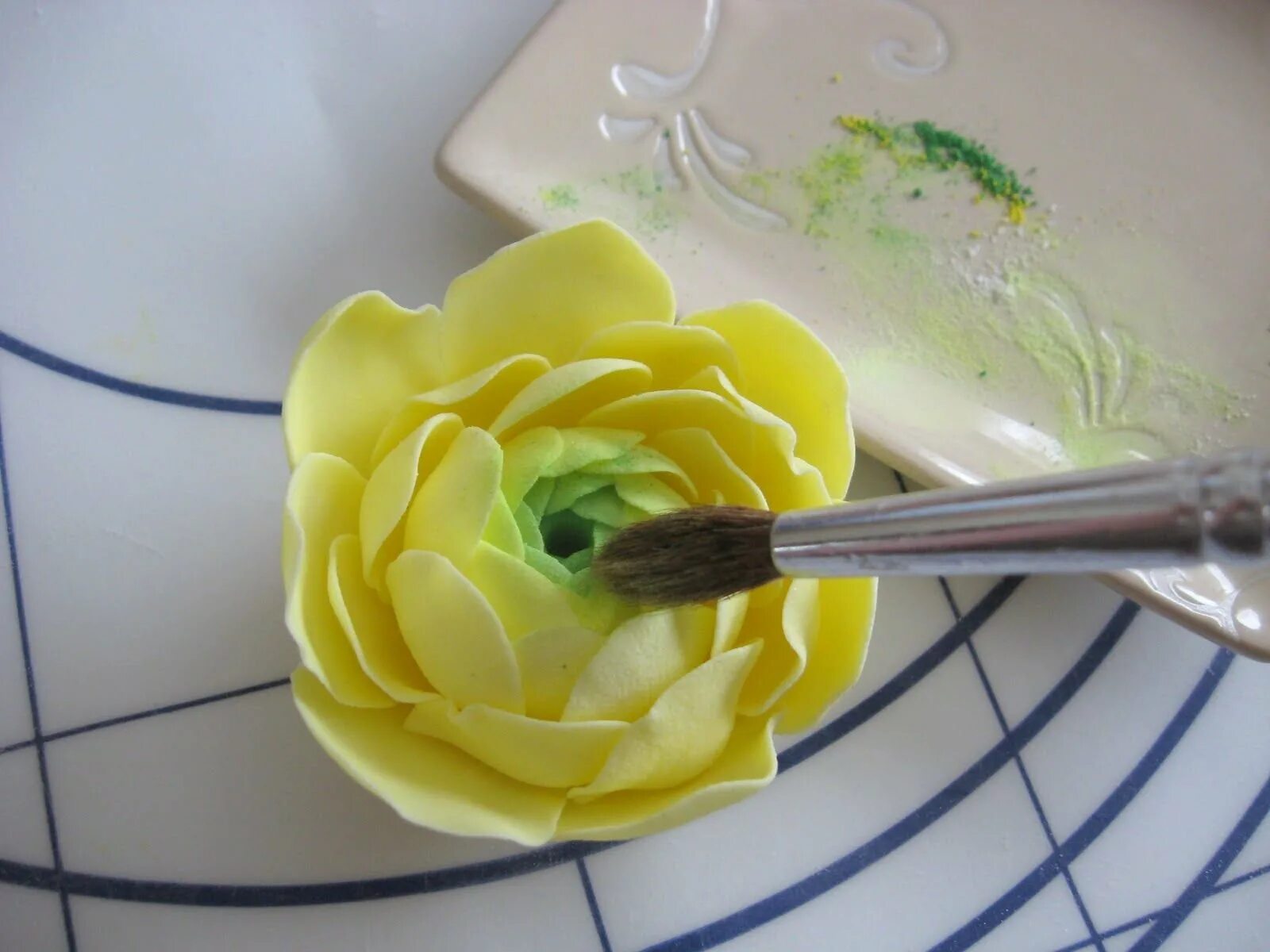 Сахарные цветы для торта. Цветы из сахарной пасты. Цветы из сахарной пудры. Интересные цветы из мастики. Елена решетняк сахарные цветы.