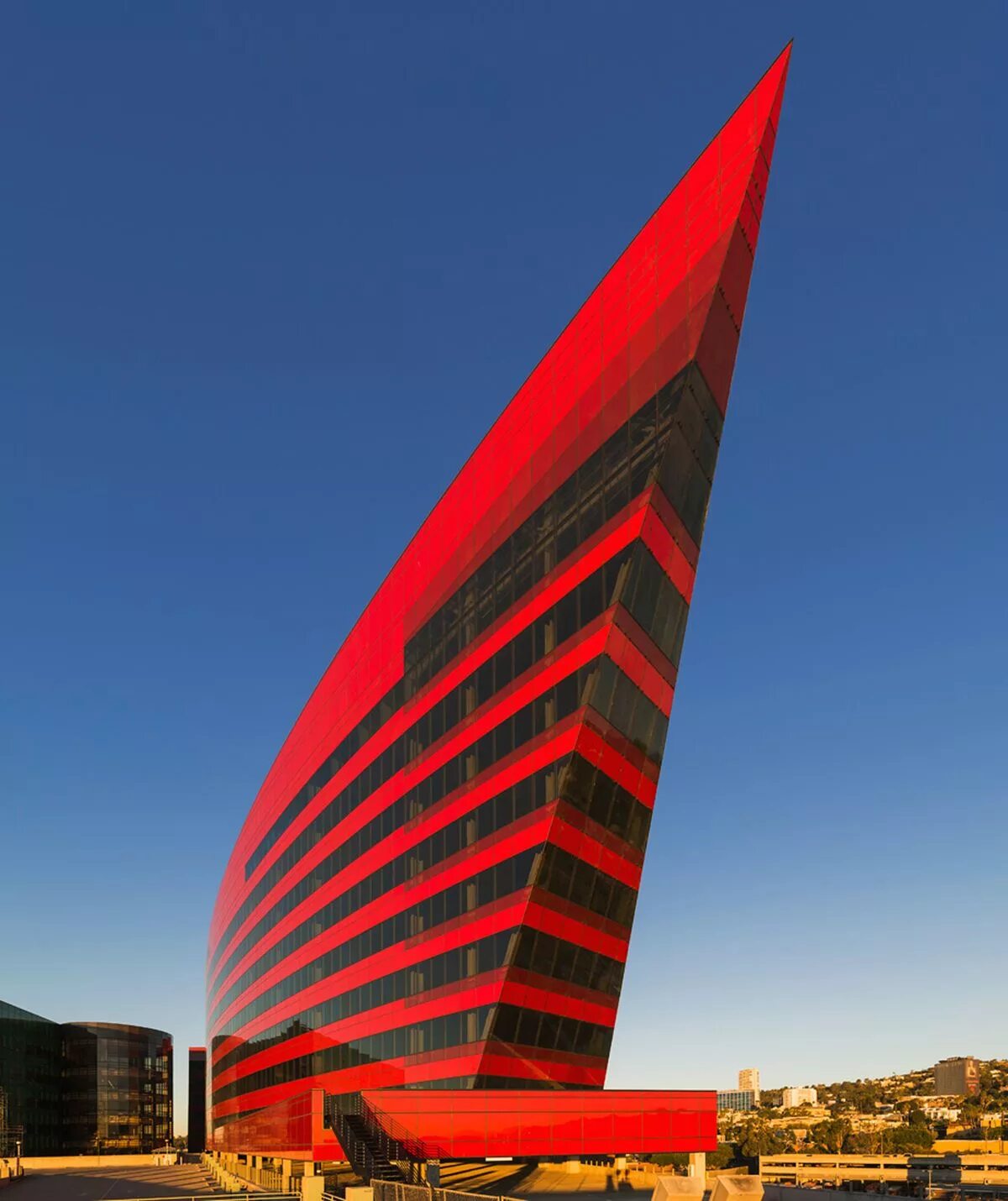 Red building Лос Анджелес. Пасифик дизайн центр в США. Современная архитектура. Современные архитектурные сооружения. World famous building