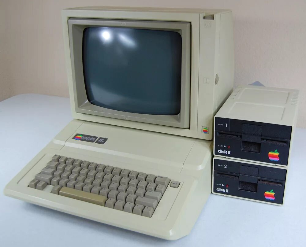 ЭВМ 4 поколения Apple 1. Apple 2. Эппл 2 1977. Персональный компьютер эпл 1977.