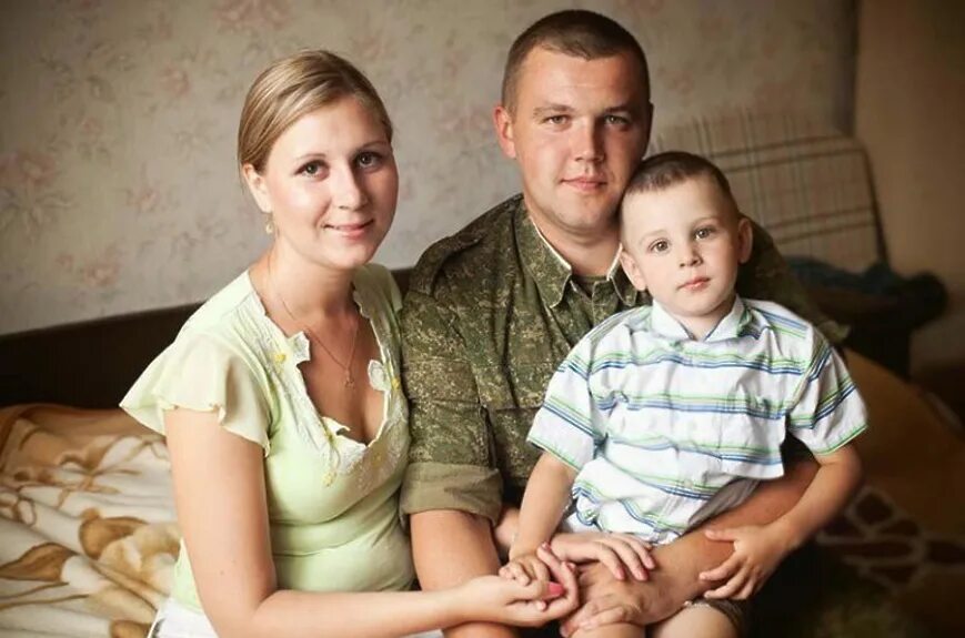 Семья военного. Семья офицера. ВОЕННЫЙС семькей. Семья российского военного. Служба семьи в рф