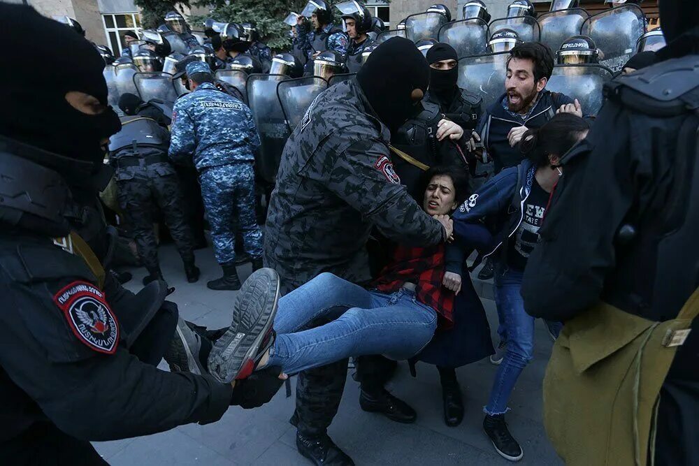 Нападение в ереване. Протесты в Армении. Протесты в Армении задержания. Митинги против Пашиняна. Протесты в Армении Гюмри.