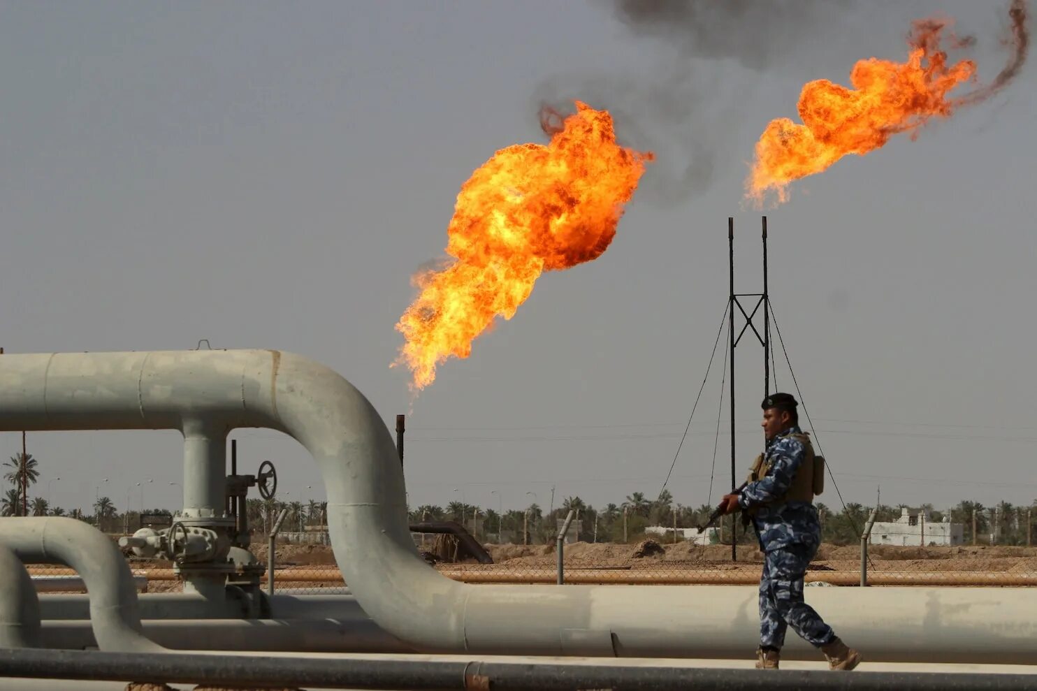 Иран ирак нефть. Ирак нефть. воровство нефти из нефтепровода. добыча нефти в иране. иран нефть.