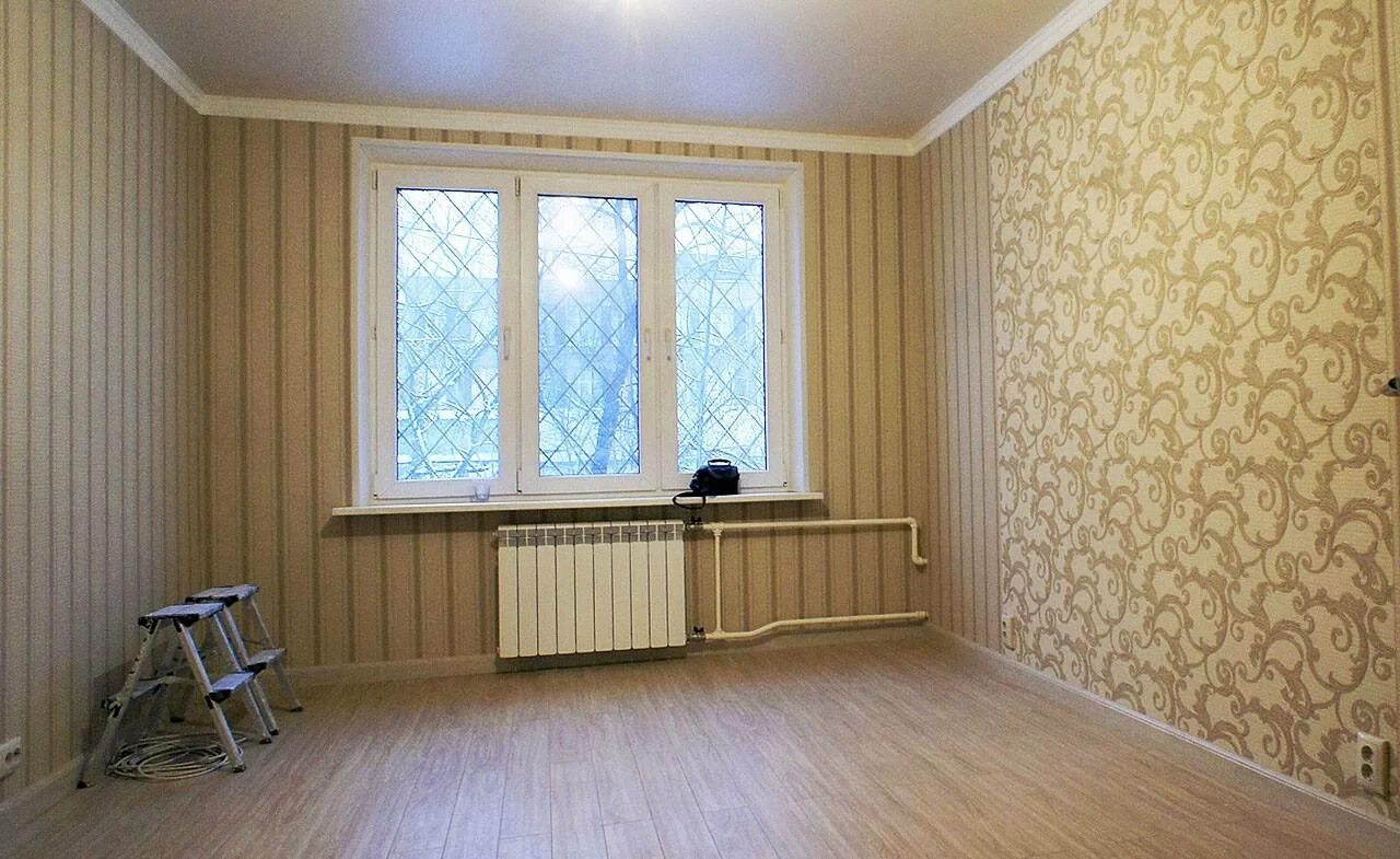 Как сделать недорогой ремонт. Бюджетная отделка квартиры. Бюджетная отделка стен в квартире. Дешевый интерьер. Современная поклейка обоев.