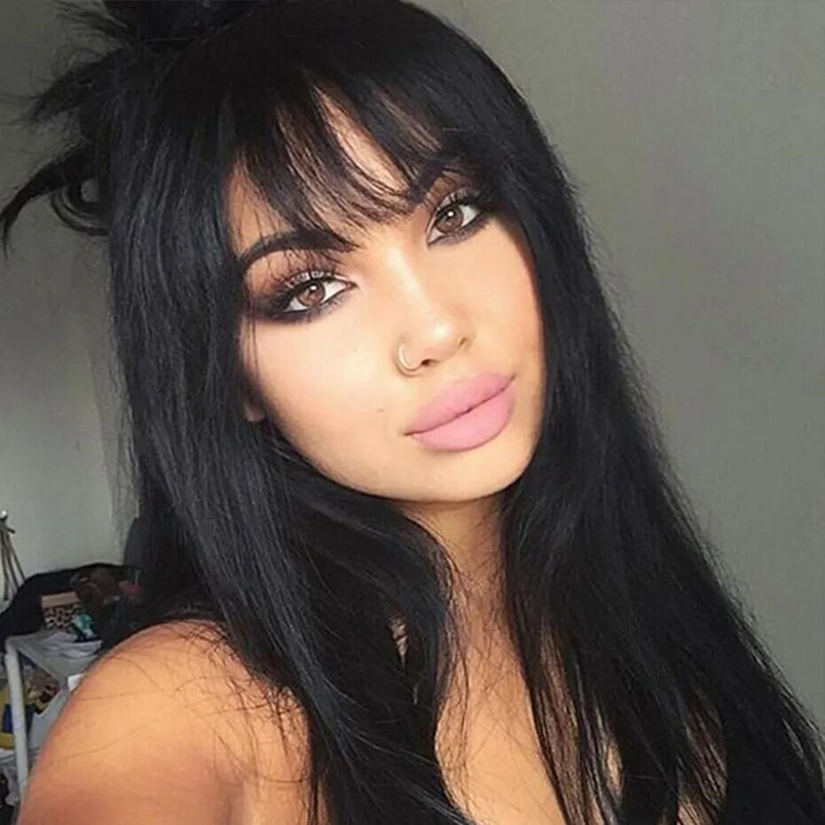 Camila cabello с челкой. Омбре с челкой. Челка шторка на темные волосы. Стрижка с челкой шторкой на длинные волосы 2022. Ясмин блэк.