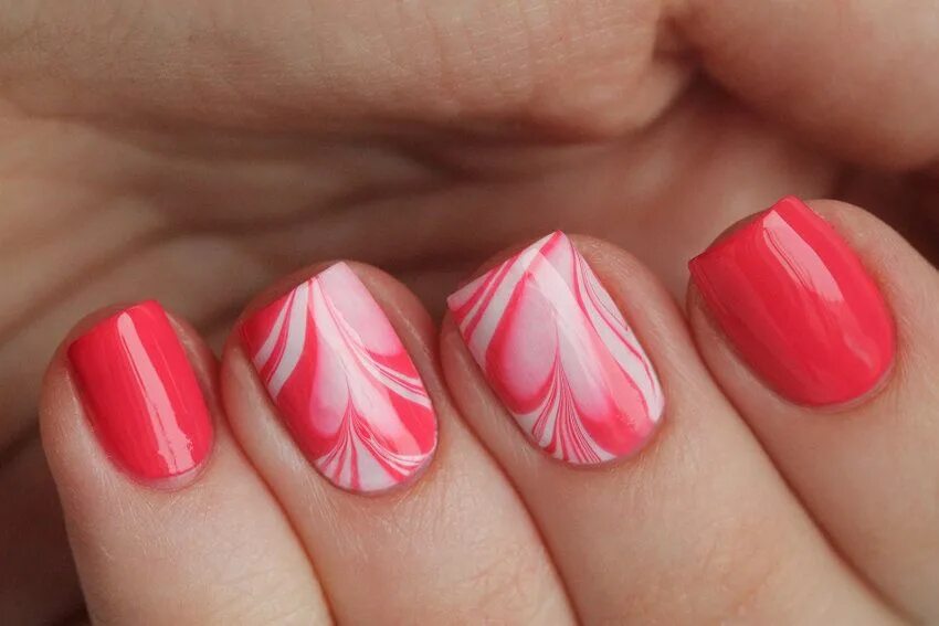 Водный маникюр с гель лаком. Маникюр с разводами на ногтях. Ногти гель лак разводы. Маникюр бирюзовый мрамор. Мраморный маникюр.