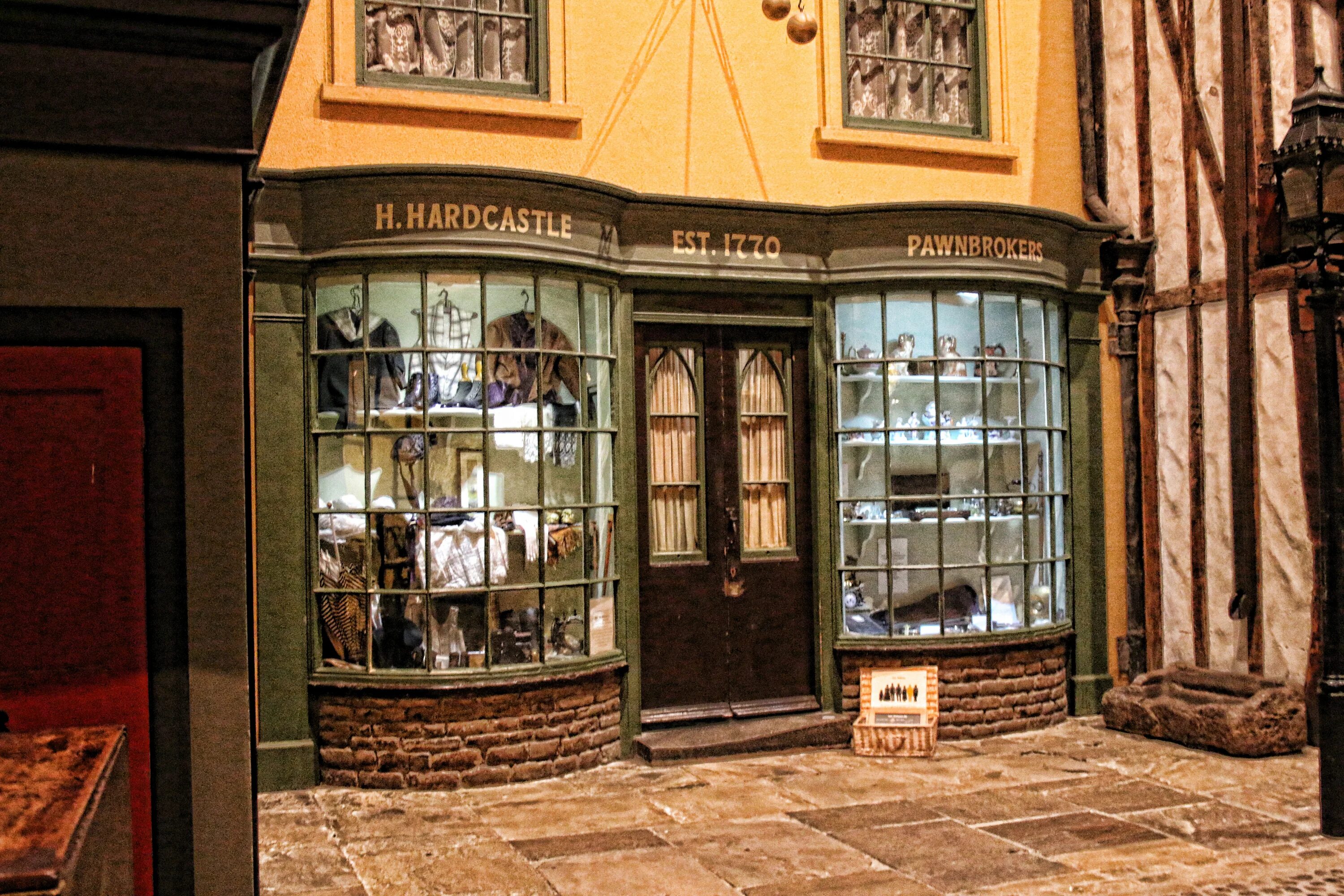 Витрина кафе Франция 19 век. Старейшая чайная Лавка в Англии. Старинные витрины магазинов. Витрина старого магазина.
