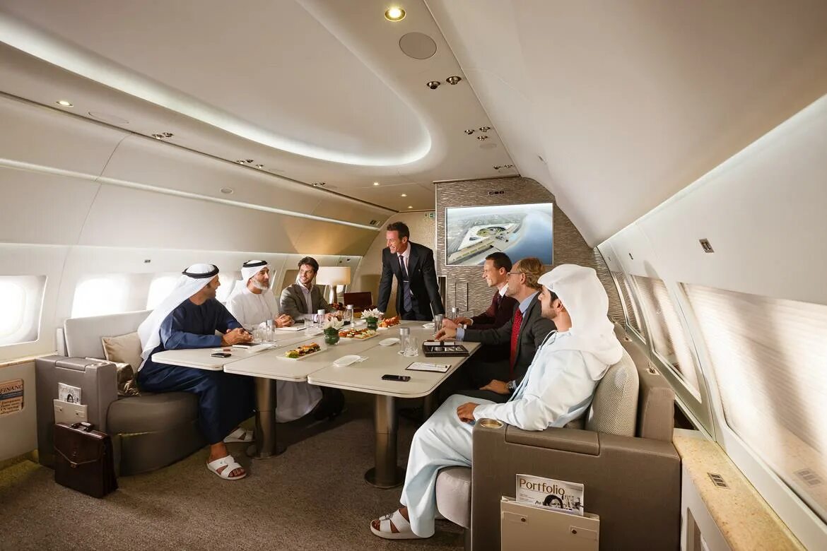 Перелет эмирейтс. Самолет дубай эмирейтс. airbus a380 шейха. дубай эмирейтс самолёт бизнес. бизнес класс в дубай в эмирейтс.