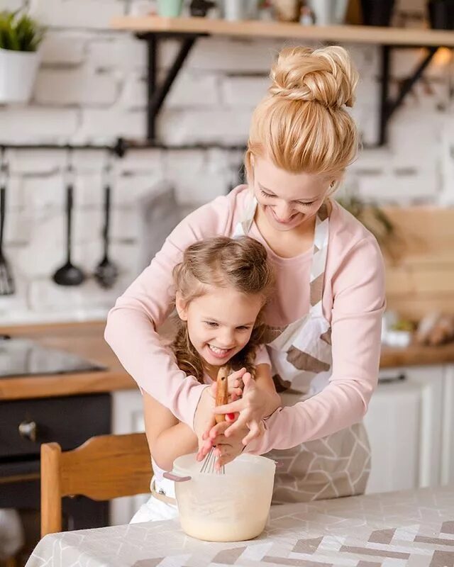 Мама с дочкой готовят. Мама с ребенком на кухне. Детская фотосессия на кухне. Фотосессия с детьми на кухне идеи. Семейная фотосессия на кухне.