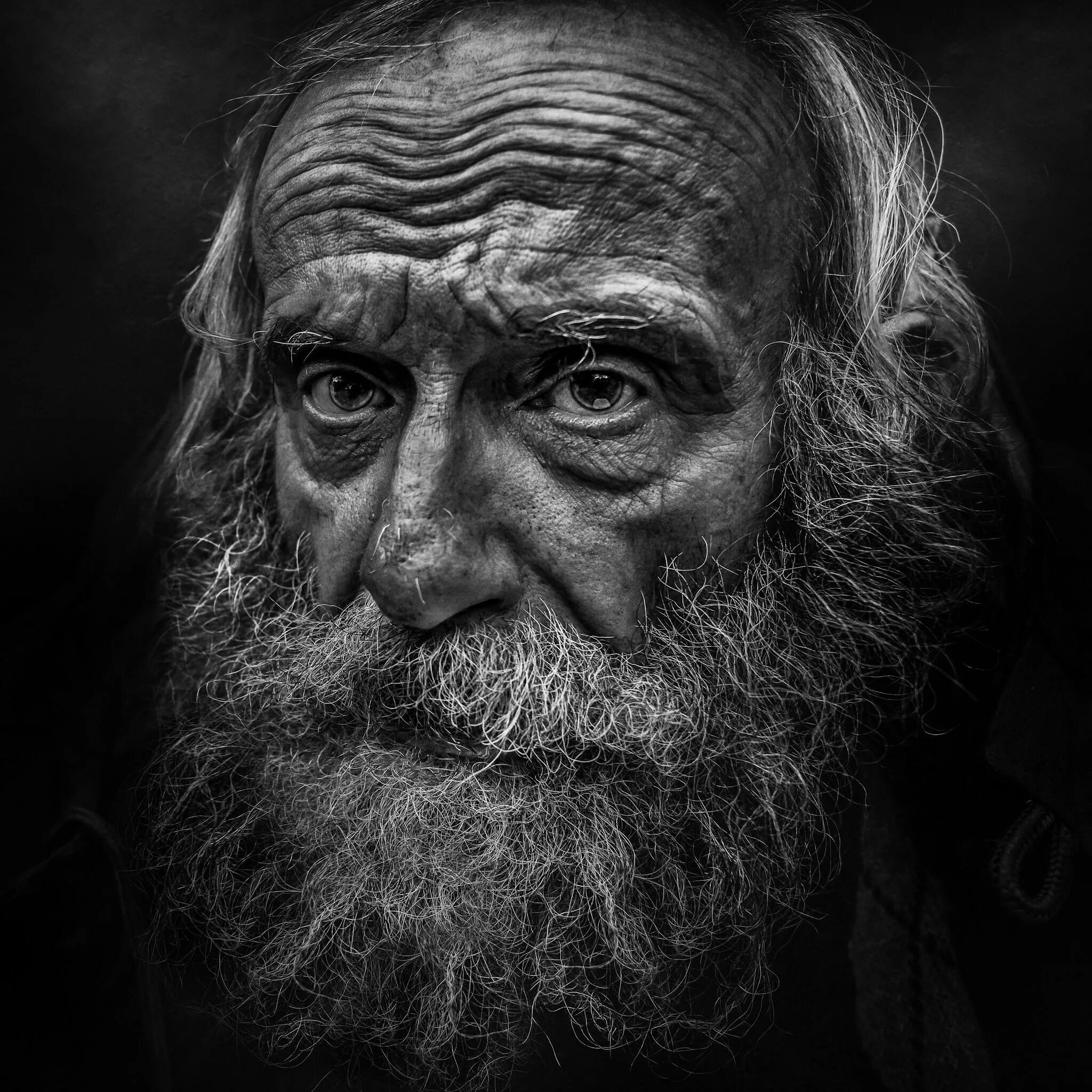 Старик угрюмо. Lee jeffries. Портрет старика профиль. Старик угрюмо. Старик угрюмо.