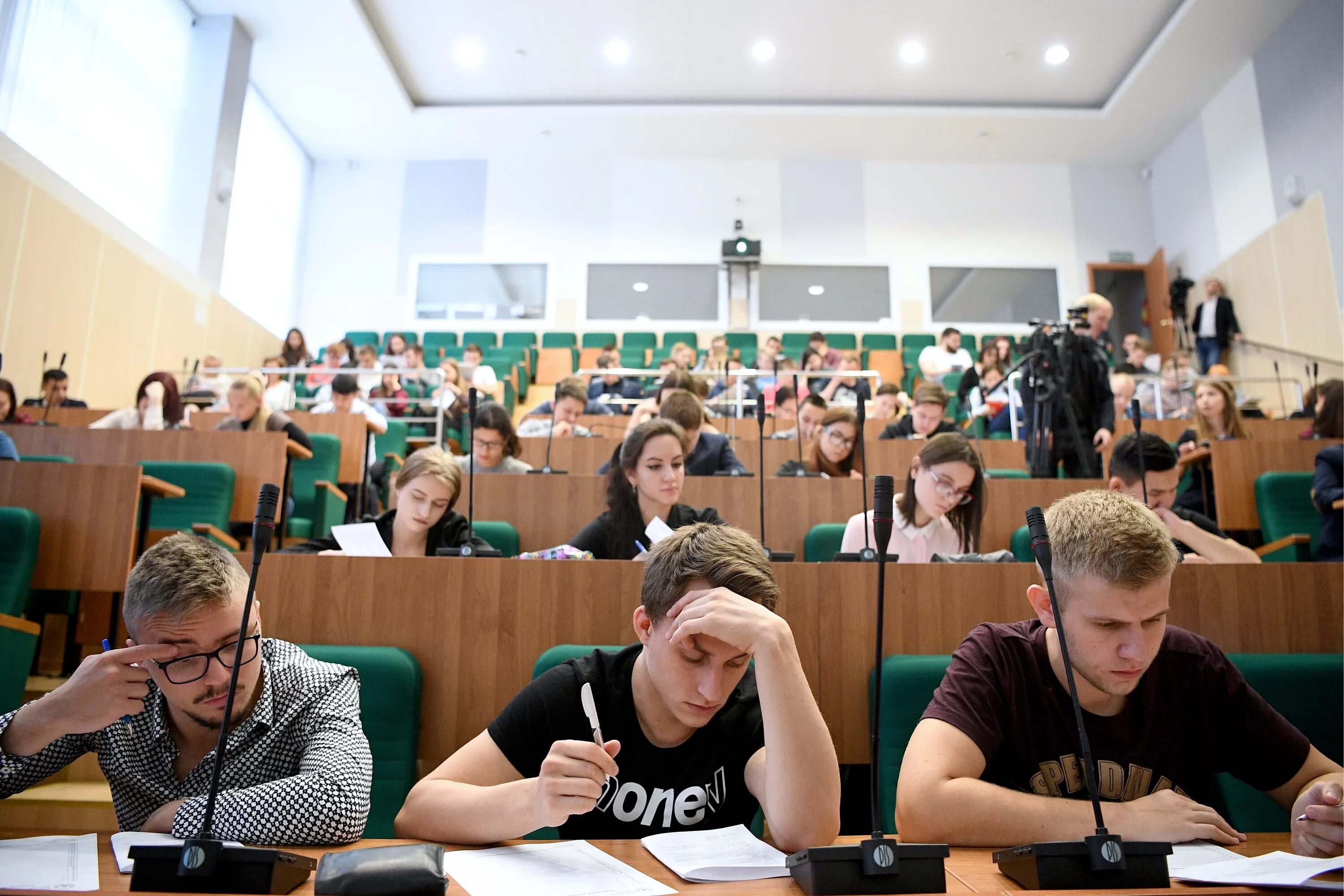 Экзамен в институте. Студенты в вузе. Университет студенты. Учебное заведение.