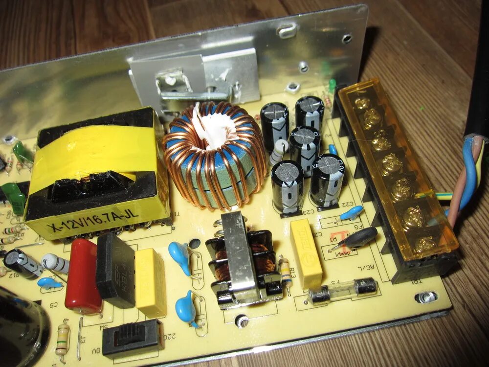 Почему трещит блок питания. Почему трещит блок питания. Почему трещит блок питания. Ss-028 импульсный блок. Звук щелканья блока питания.
