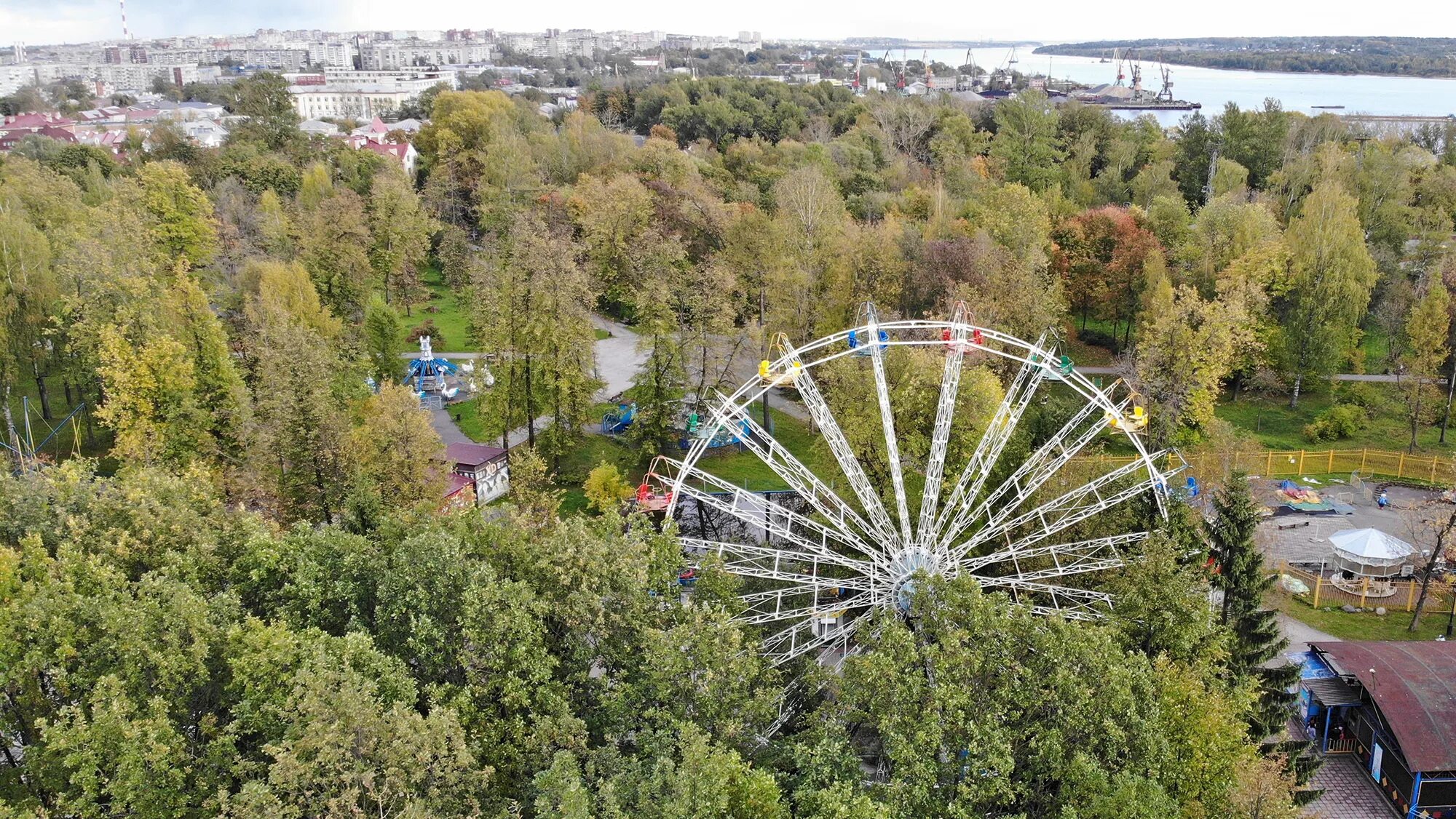 Парк аттракционов череповец. Колесо обозрения череповец. парк соляной сад череповец. череповец парк аттракционов колесо обозрения. парк кио череповец 2025.