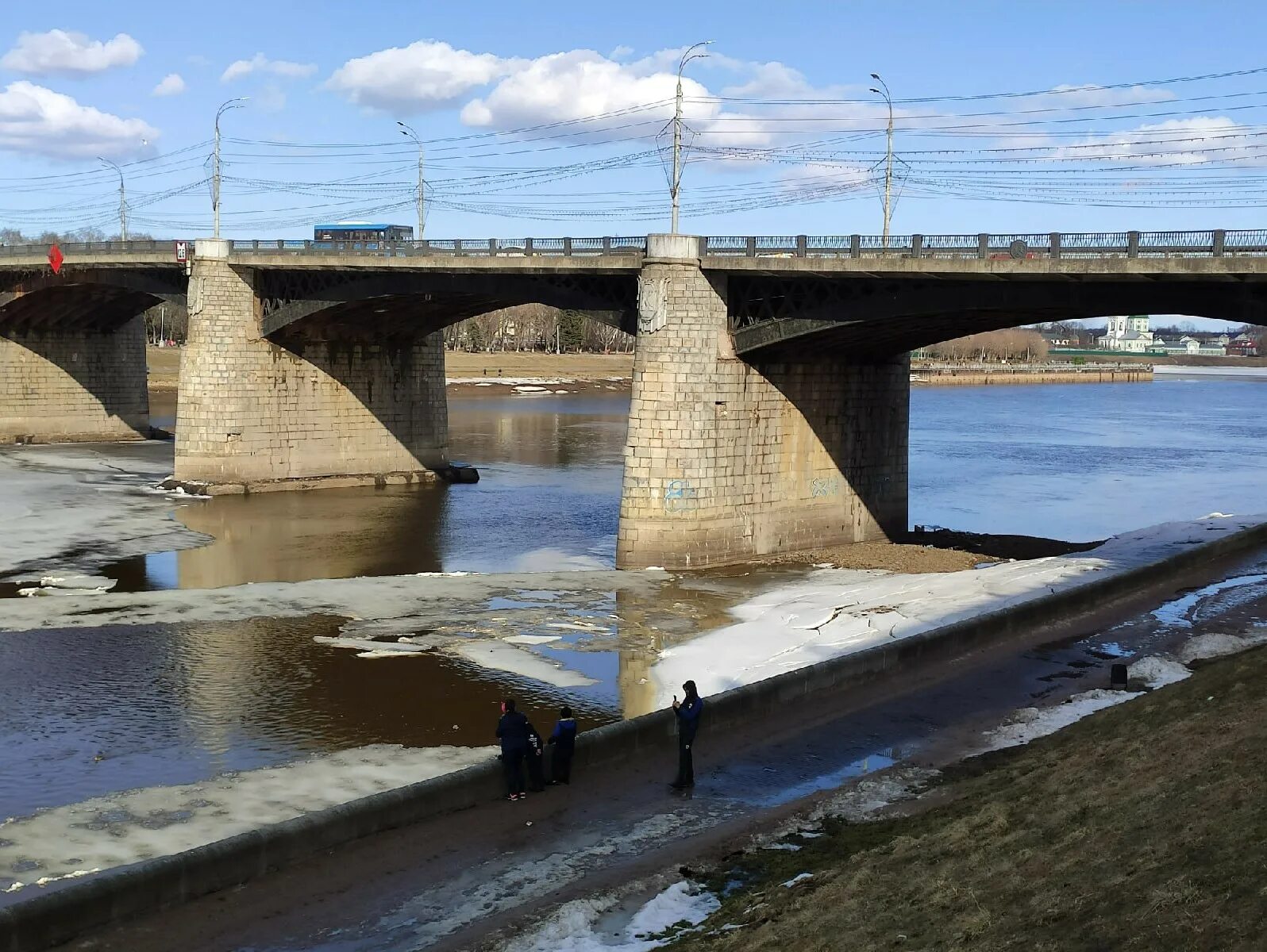 Уровень волги в твери. Волга обмелела 2025. уровень воды в волге тверь. волга в твери сейчас. обмеление волги в твери.
