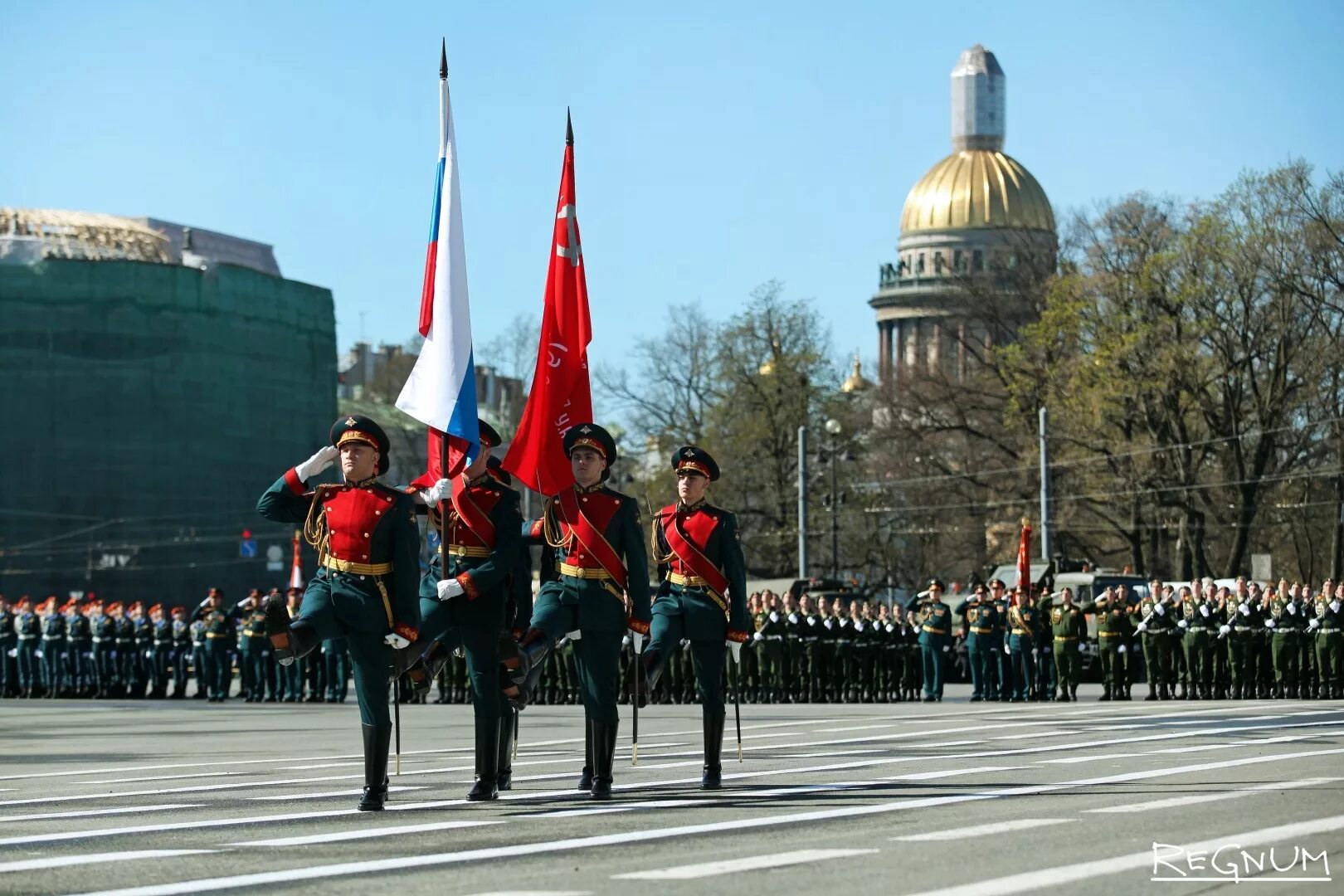 Знамена выносятся. Вынос Знамени Победы на красной площади. Знамя Победы и флаг России на красной площади. Знамя Победы на параде 9 мая. Флаги на параде 9 мая.