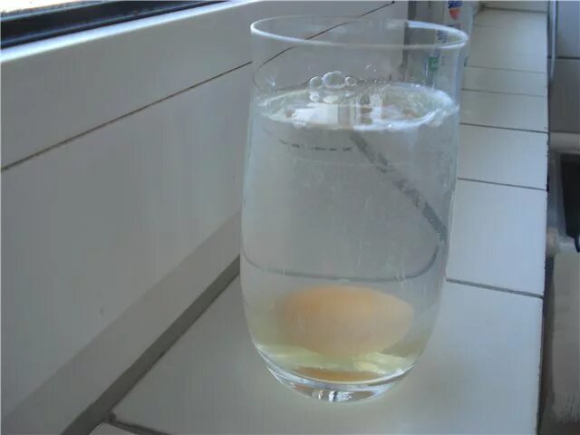 Вода в изголовье на ночь. Яйцо в воде. Яйцо в стакане с водой. Яйцо в стакане с водой у изголовья.