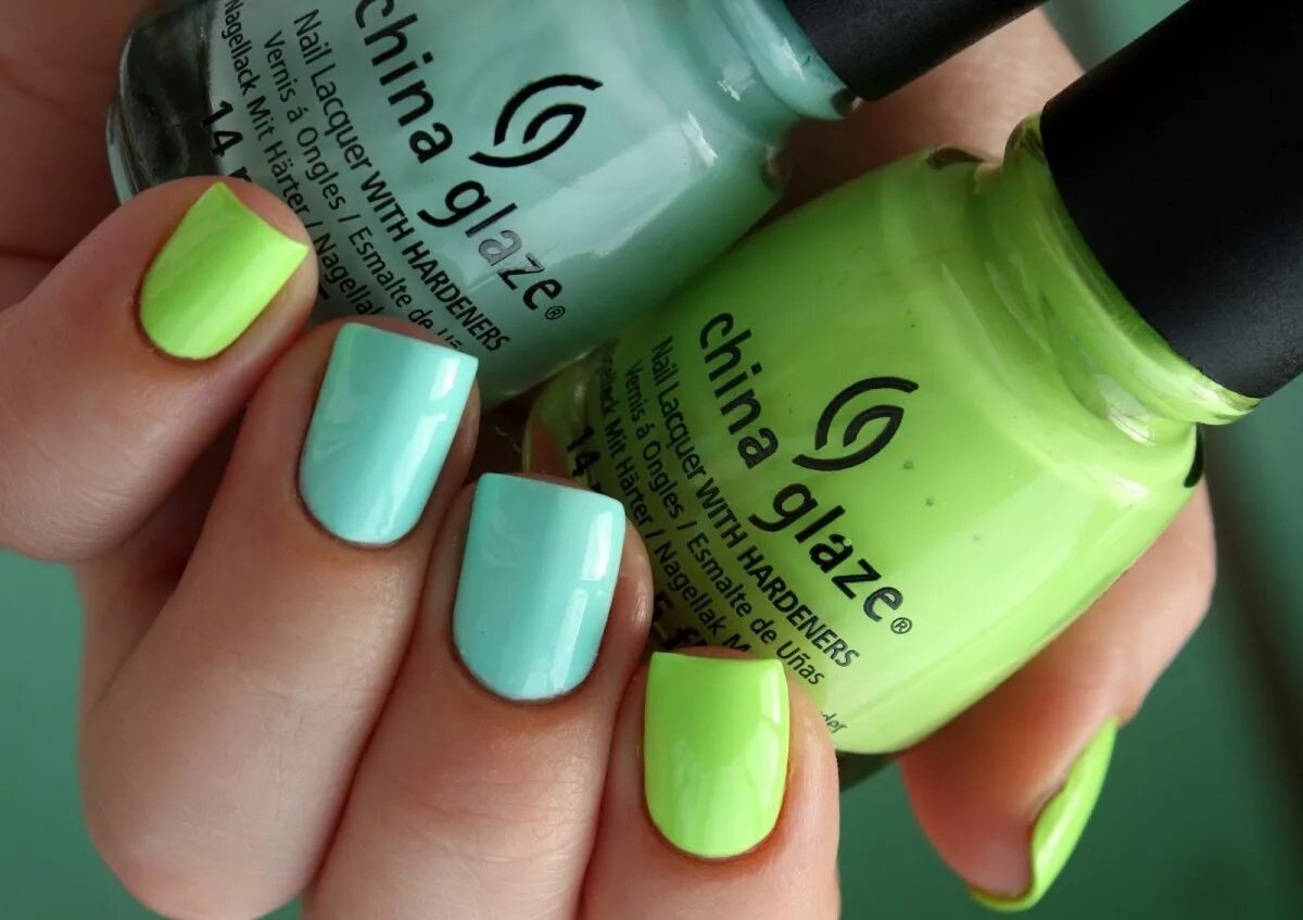 Rocknail изумрудный. Ногти в зеленых тонах. Маникюр зеленый. Маникюр зеленого цвета. Красно зеленые ногти.