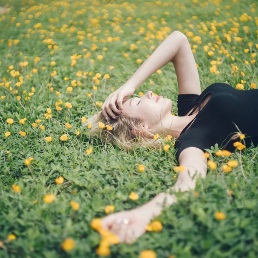 Фотосессия лежа в цветах. Девушка лежит в цветах. Красивые девушки среди цветов. Lie flower. Девушка лежит на дереве.