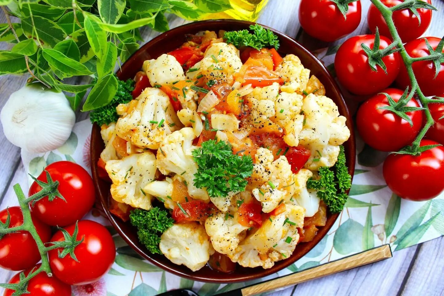 Салат с цветной капустой и помидорами. Салат с цветной капустой и помидорами. Салат с цветной капустой. Салат из цветной капусты с помидорами. Цветная капуста с помидорами на зиму.