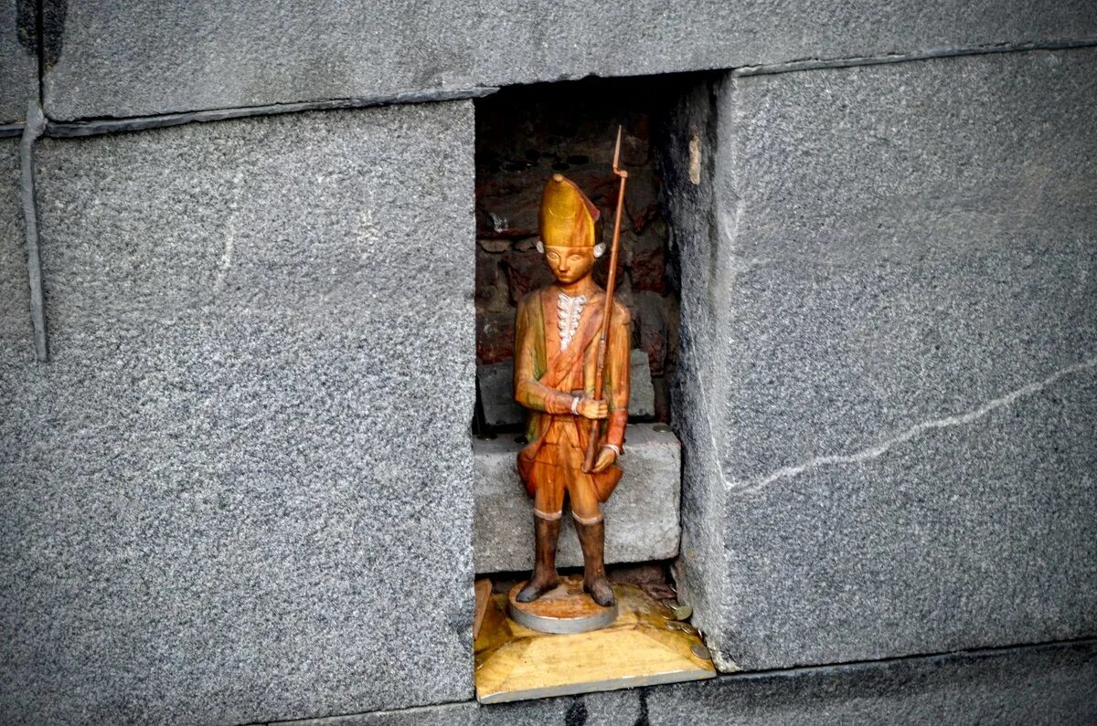 в этих нишах напоминающих