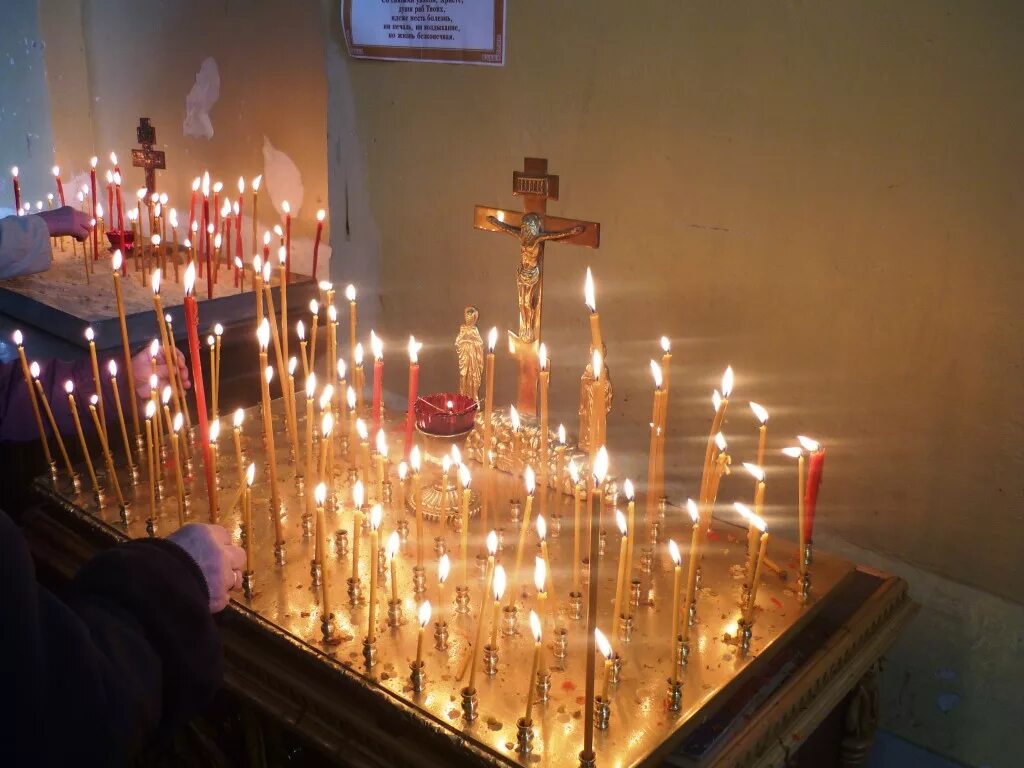 Ставят свечку живому за упокой. Свечи в церкви. Горящие свечи в храме. Канун в церкви. Свеча в церкви за упокой.