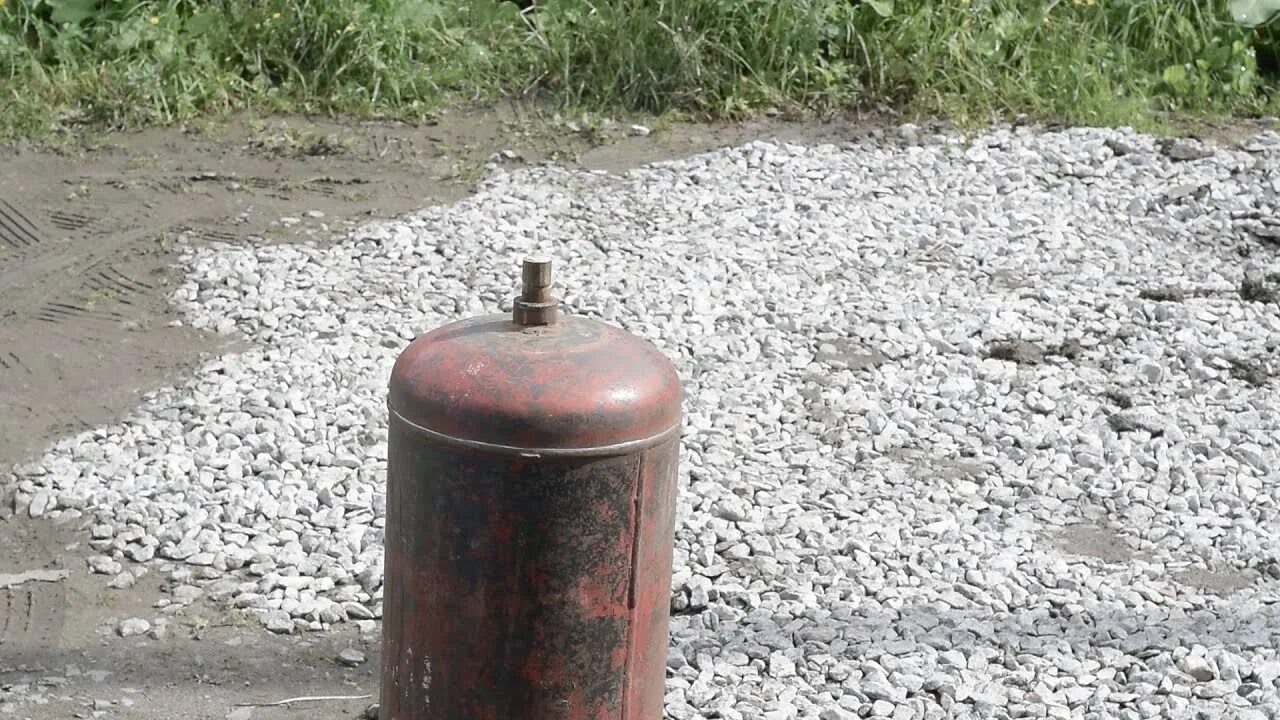 Видео баллон. Советский баллон для газа. Газовый баллон стравливает газ. Пропановый баллон из огнетушителя. Как безопасно разрезать газовый баллон.