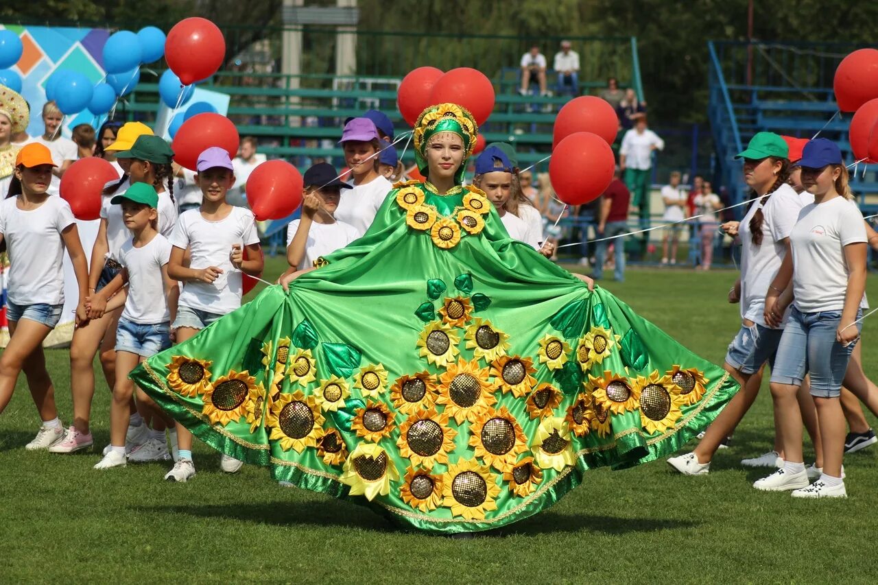 веселые дети. конкурс интересное место. школьные конкурсы для девочек. надписи для конкурса на спину. мероприятия фестиваль детский.