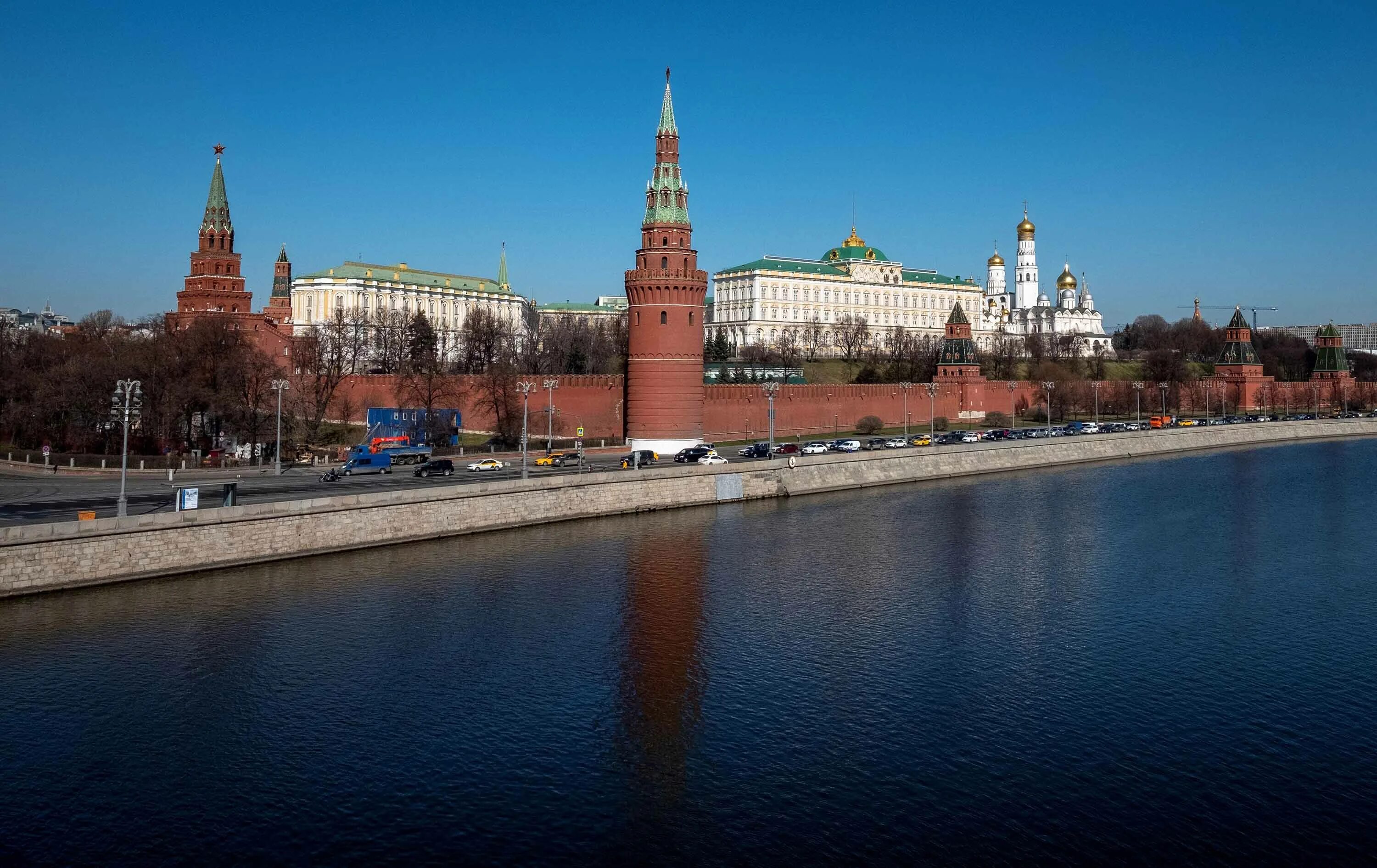 Кремль со стороны Москвы реки. Вид на Кремль с Москва реки. Красная площадь Москва река. Вид на Кремль.