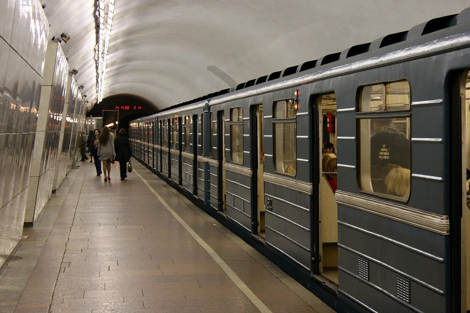 Станция лубянка москва. Станция метро лубянка москва. Охотный ряд станция метро сокольническая линия. Поезд на лубянке. Станция метро лубянка.