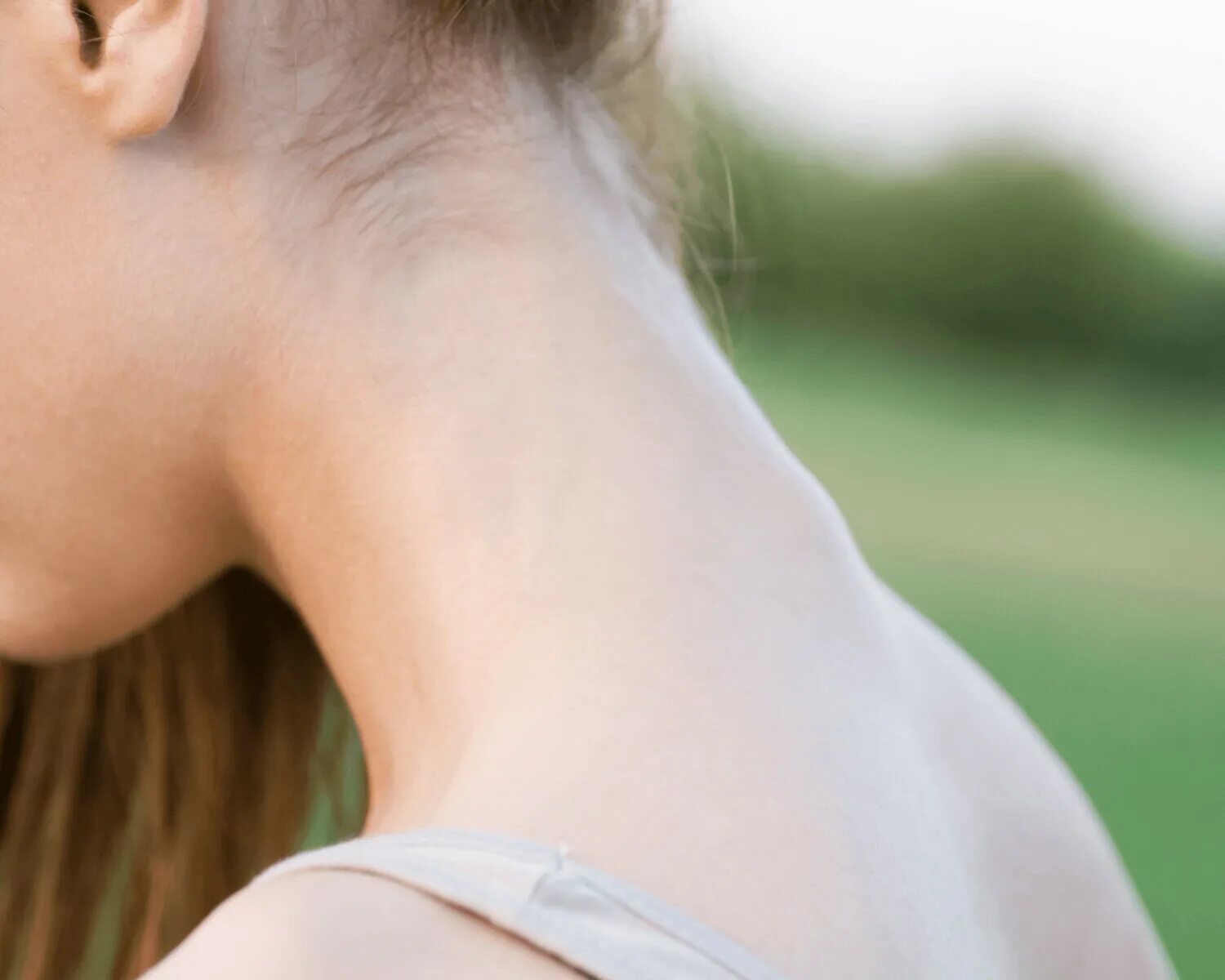 Причёски для девочек на средние волосы. Шея девушки без лица. Красивая шея. Пол лица девушки. Три безликие девушки с длинными черными волосами во сне.