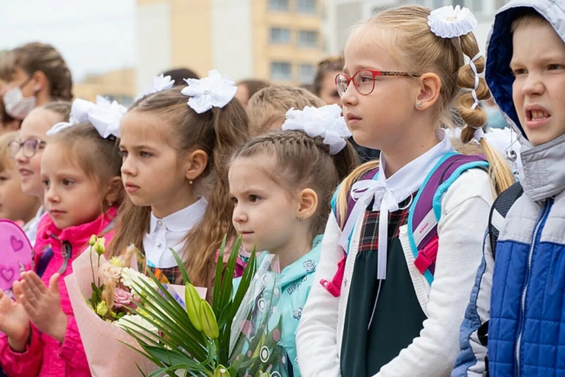 Первый класс. Школьная линейка 1 сентября. Школа современная 1 сентября. Первое сентября в Кирове. Новости класса в школе