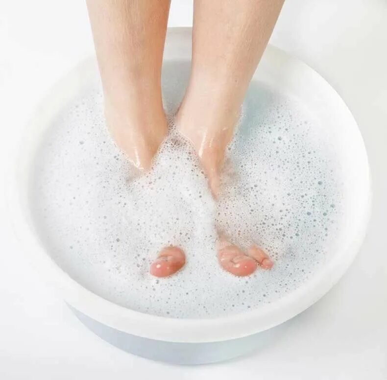 Foot bathing. Ванна для ног. Ножная ванна для ног. Содовая ванна для ног. Ванночка для ног от грибка.