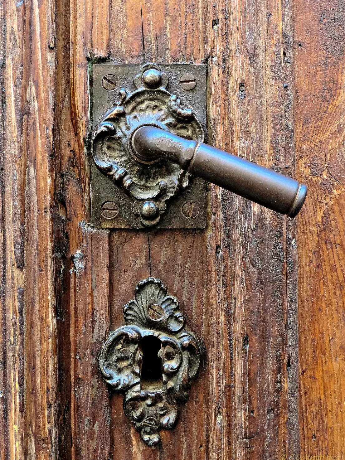 Старинные ручки для дверей. Старинная дверная ручка. Старинные ручки на входные двери. Ручка дверная Старая металлическая. Декоративные дверные ручки