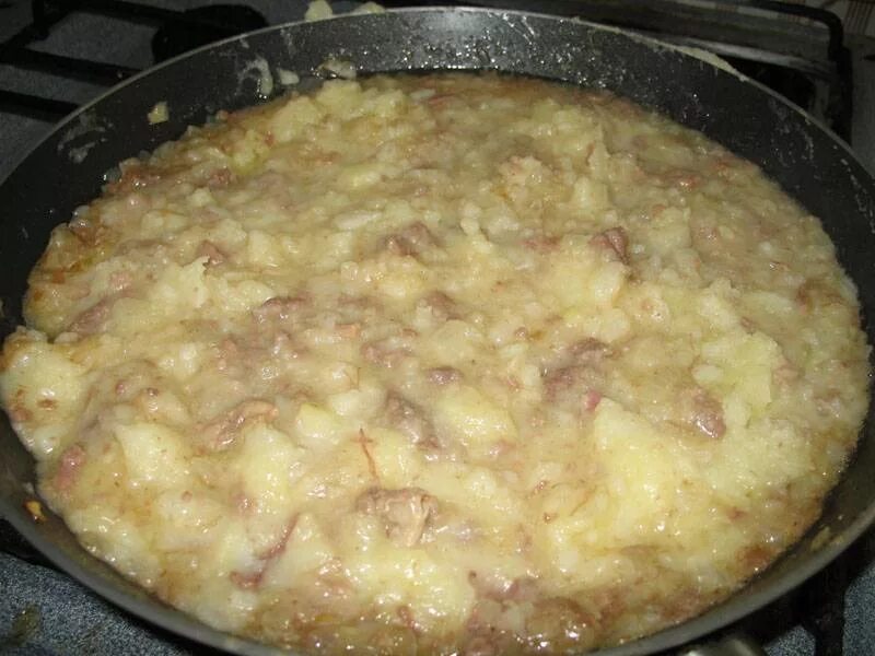 Картофельное пюре сверху. Картофельное пюре. Котлеты из картошки. Приготовление картофельного пюре. Пюре в тарелке.