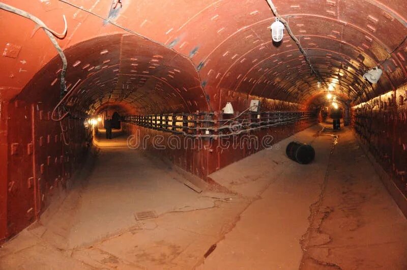 Самый крупный бункер в мире. Азовсталь тоннели подземные. Коллектор реки неглинка. Музей бункер-42 на таганке. По обеим сторонам подземного.