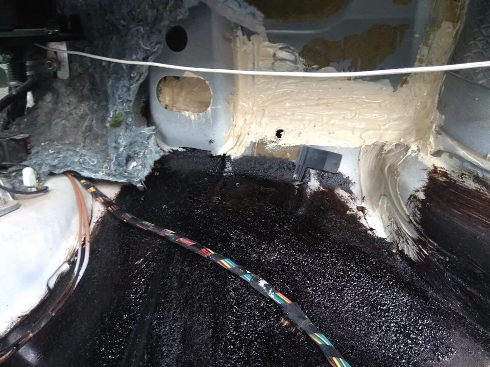 Вода в салоне 2110. Вода в салоне приора 2. Вода в салоне соляриса. Попадает вода в салон акцент. Вода в салоне соляриса.