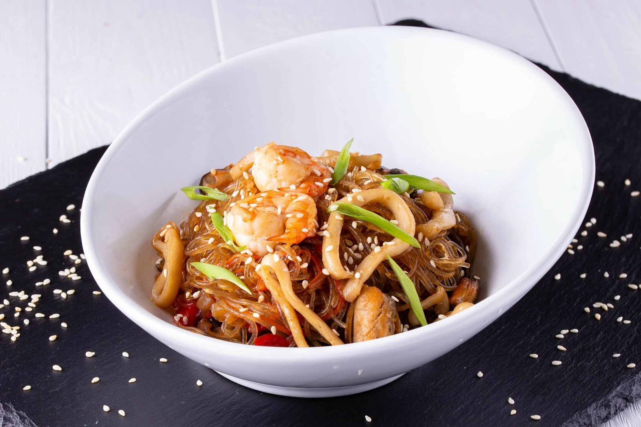 Лапша в устричном соусе. Лапша вок фунчоза. wok фунчоза с морепродуктами. вок дары моря фунчоза. фунчоза с овощами вок.