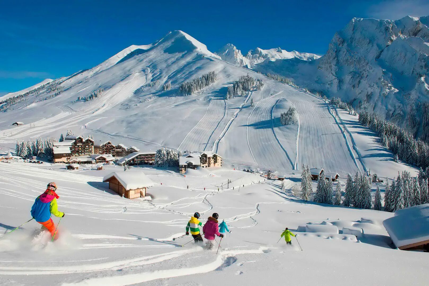 Альпы горнолыжка. La Clusaz горнолыжный курорт. Альпы лыжные курорты. Горные лыжи Альпы. Горнолыжки где