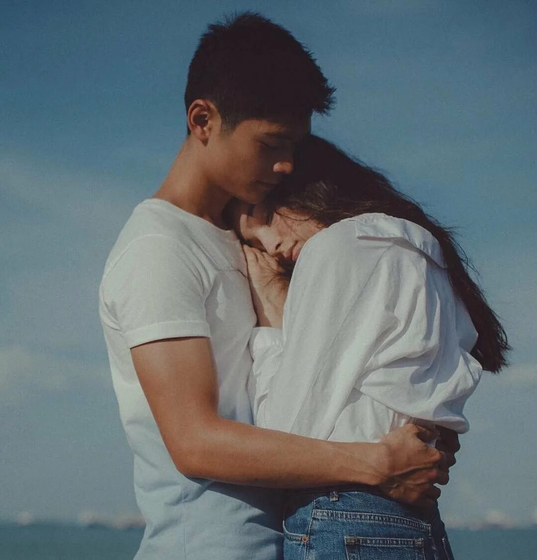 Парень и девушка обнимаются. Парень и левушка обнимабтсч. Пары в обнимку. Милые парочки в обнимку. Милая пара обнимается.