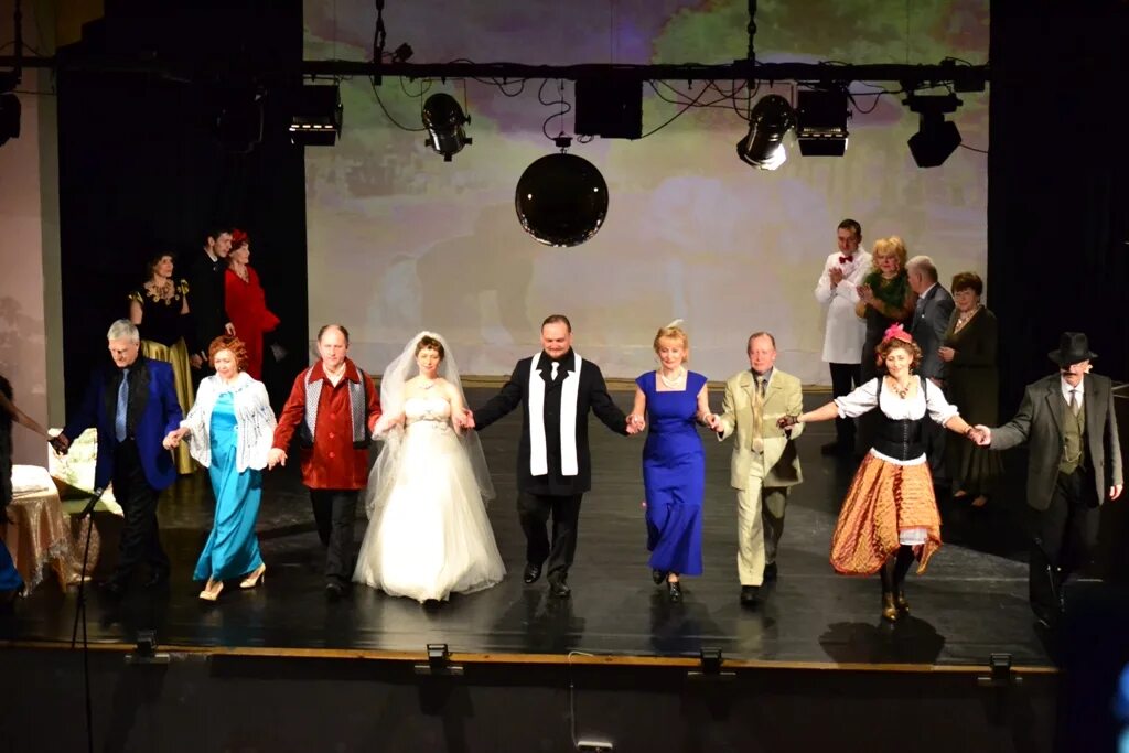 Дом культуры заря самара. Президентское здание осетины. Театр заря. Физический театр. Дракула мюзикл немецкий.